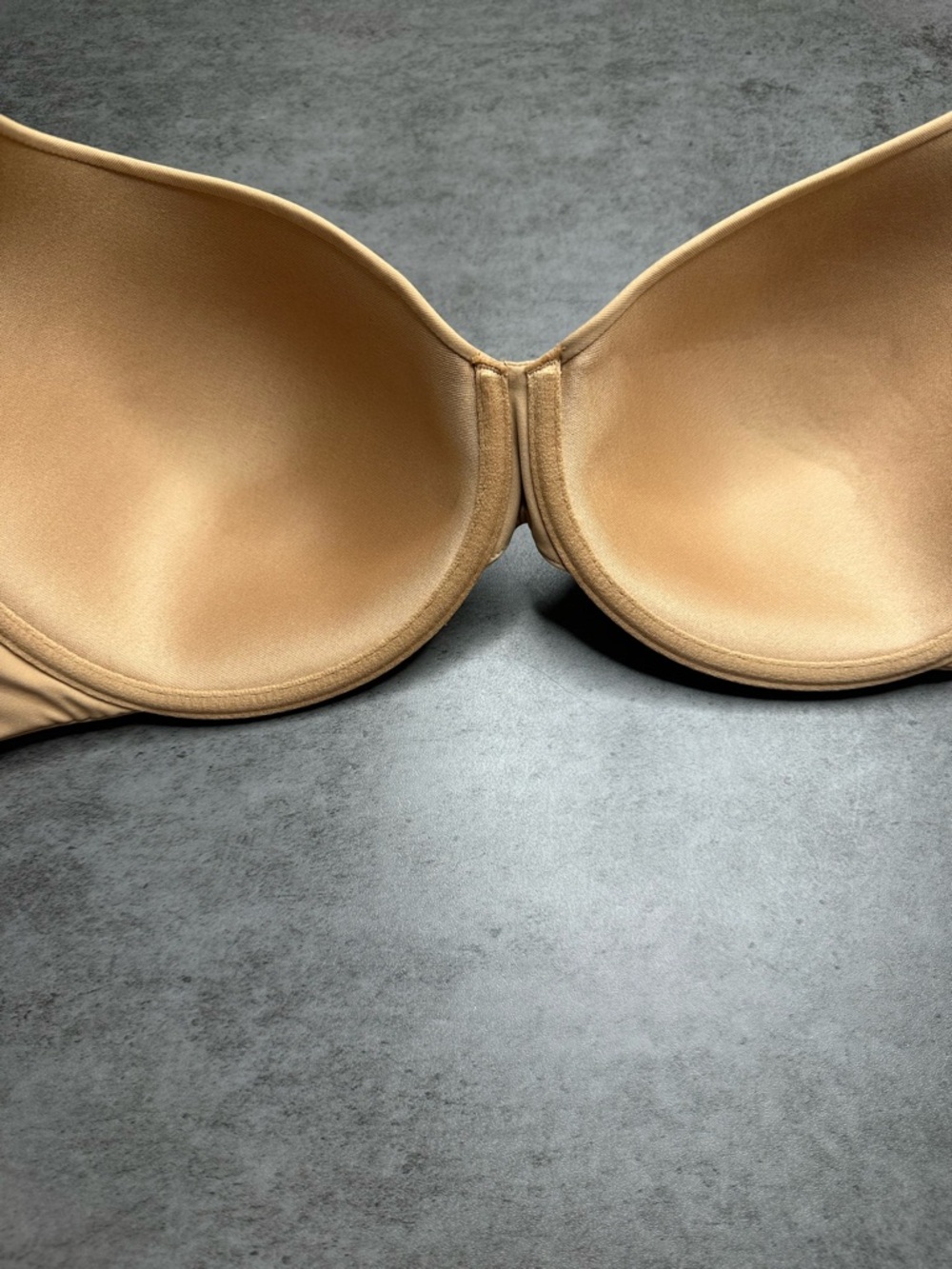 SKIMS Beige Seamless Molded T-Shirt Bra - Picture 3 of 7